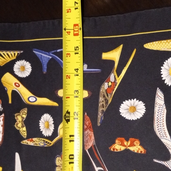 AUTHENTIC SALVATORE FERRAGAMO SCARF - Picture 11 of 12